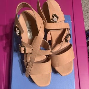 Vera Wang pink/moth wedge